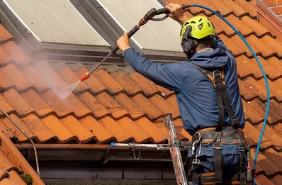 Démoussage et hydrofuge de toiture à Oms